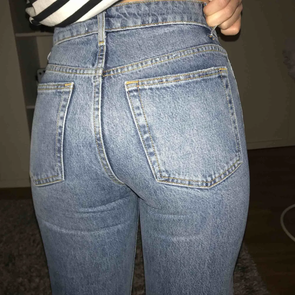 Ljusblå jeans från Zara med hål i båda knäna! Storlek 32!. Jeans & Byxor.