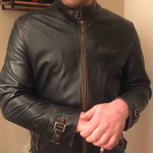  - Säljer min mans skinnjacka från Hugo Boss då den är lite liten och aldrig används. Jättefint skick, dock en liten reva snett ovanför den vänstra fickan, därav det låga priset, Storlek L Nypris 6399kr