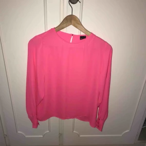  - Ny blus från Gina tricot, superfin härlig rosa färg ! Stl xs (34)