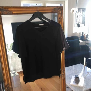  - Märke: Filippa K Storlek: L Modell: Crepe V-Neck Blouse Färg: Svart Bröstvidd (cm): 108  Liten i storlek. Aldrig använd 