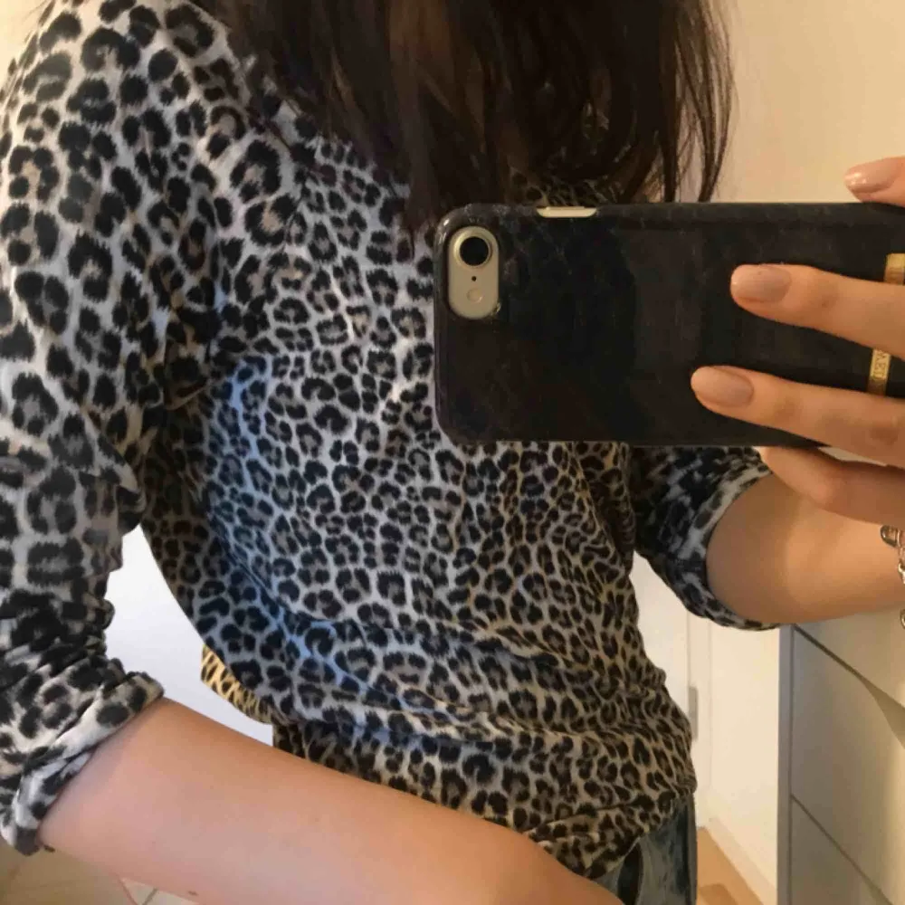Super skön leopardmönstrad trekvarts tröja, storlek 38 men passar mig som vanligtvis har xs! . Toppar.