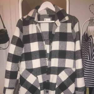  - En rutig kappa, okänt märke! Använd flitigt men inget som är sönder eller några fula fläckar! 