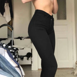  - Svarta Skinny weekday jeans, sitter som en smäääck över kroppen. Säljer pga kommer aldrig till användning längre 
