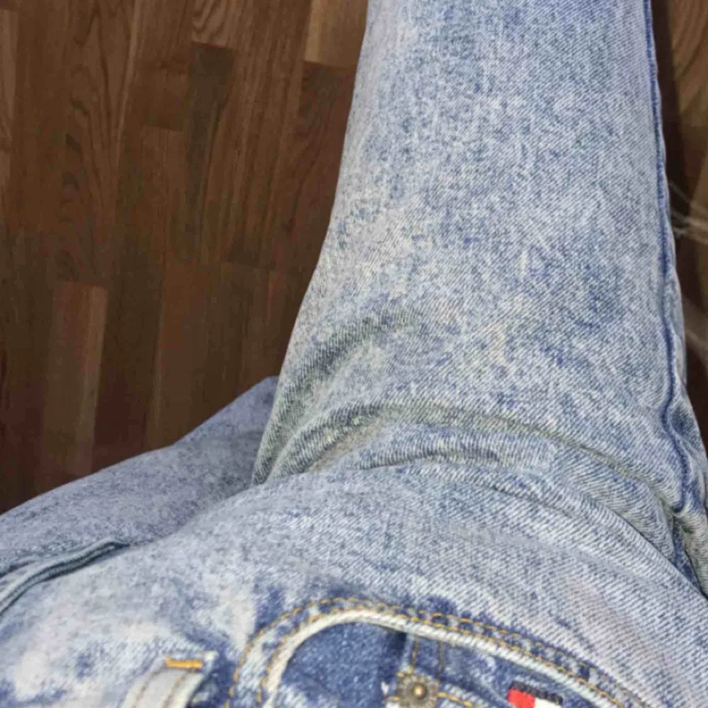 fina äkta tommy jeans köpta på Asos. köparen står för frakten💕. Jeans & Byxor.