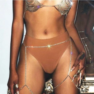  - Första bilden lånad-Visar hur kedjan sitter när man står utan plagg över. Andra bilden är min-visar hur kedjan ser ut med plagg över när man sitter(superfin med klänning eller kjol tilll😍 ). I nysick då endast testad på. FRI FRAKT!