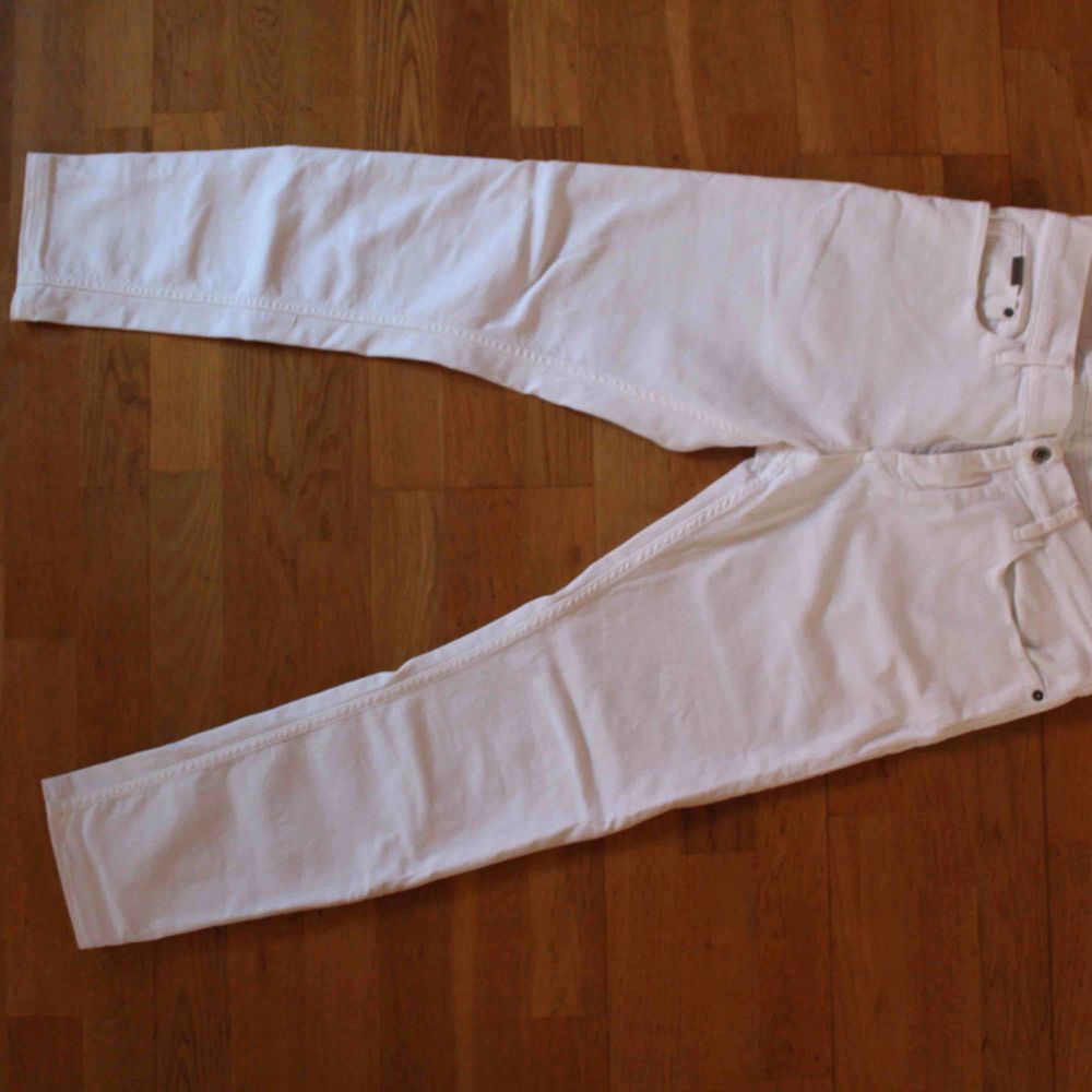 Calvin Klein jeans vita i storlek 34. Mycket fint skick. Jeans & Byxor.