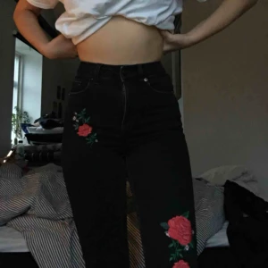  - Fett snygga svartgråa mom-jeans från H&M med broderade rosor. Säljer pga lite för stora i midjan😪 Frakt ingår inte utan den som köper betalar frakt