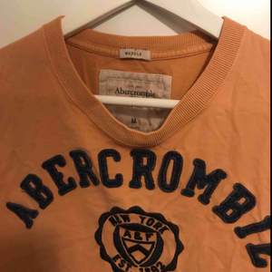Super snygg T-shirt i orange/beige från Abercrombie, sitter som en oversize T-shirt på mig som vanligtvis har XS/S