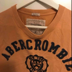  - Super snygg T-shirt i orange/beige från Abercrombie, sitter som en oversize T-shirt på mig som vanligtvis har XS/S