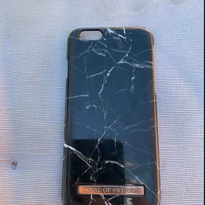  - Säljer detta skal från Ideal of Sweden för 49 kr. Är tillför IPhone 6/6S men passar även IPhone 7 och 8.