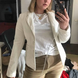  - Vit kavaj från Vero Moda. Storlek 40 men funkar även som 38. Fint skick, inga fläckar och knappt använd. Stretch material. Frakt tillkommer.