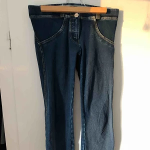  - Freddy pants denim effect. Säljs pga kommer tyvärr ej till användning. Väldigt skönt och stretchigt material. Köpta för 1299kr på freddystore!