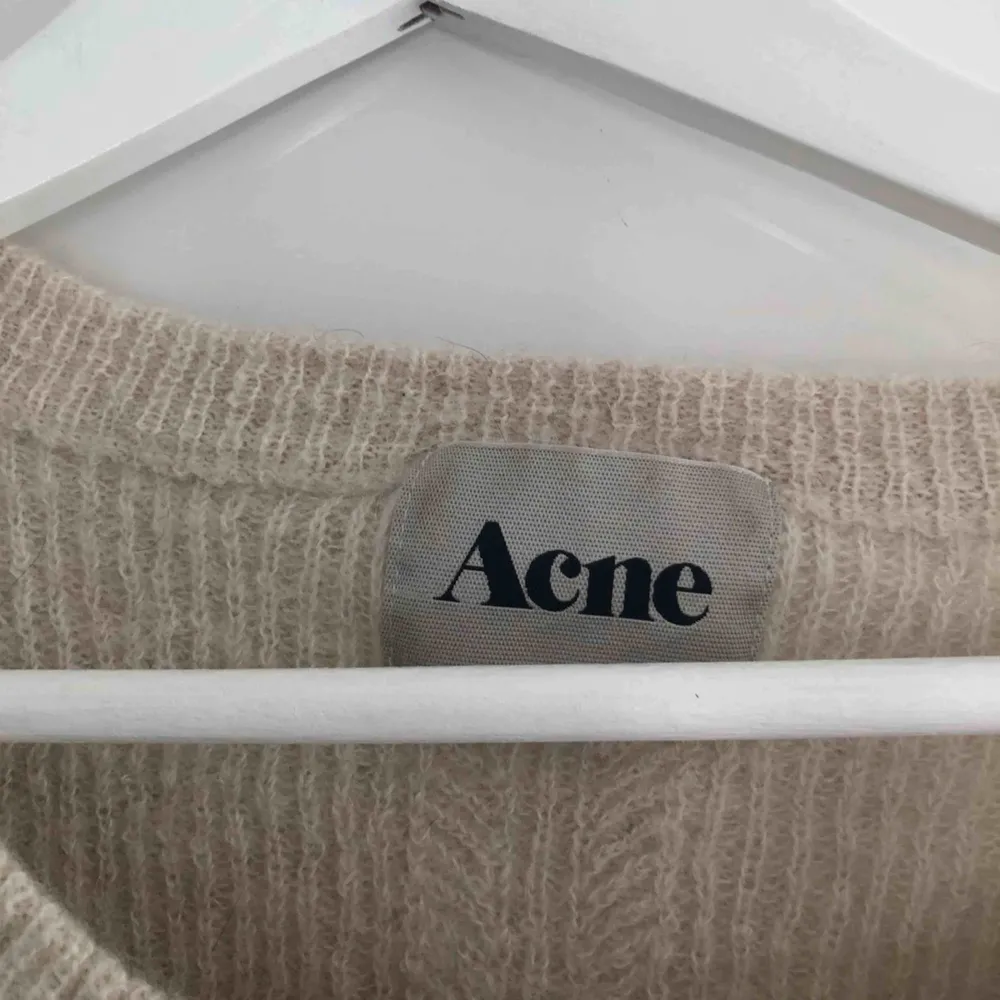 Säljer denna tröja från acne då den aldrig kommer till användning. Storlek S. Stickat.