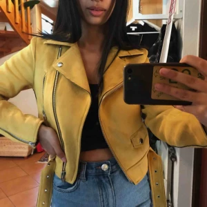  - Säljer en jättefin mockajacka från Zara i storlek XS. Köptes för ett tag sedan men är knappast använd. Den är verkligen jättefin nu inför våren/sommaren! Ordinariepris - 560kr! 