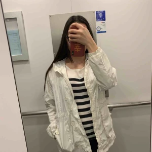  - Regnhal a i storlek 164, från zara, fin skick, finns i Odenplan