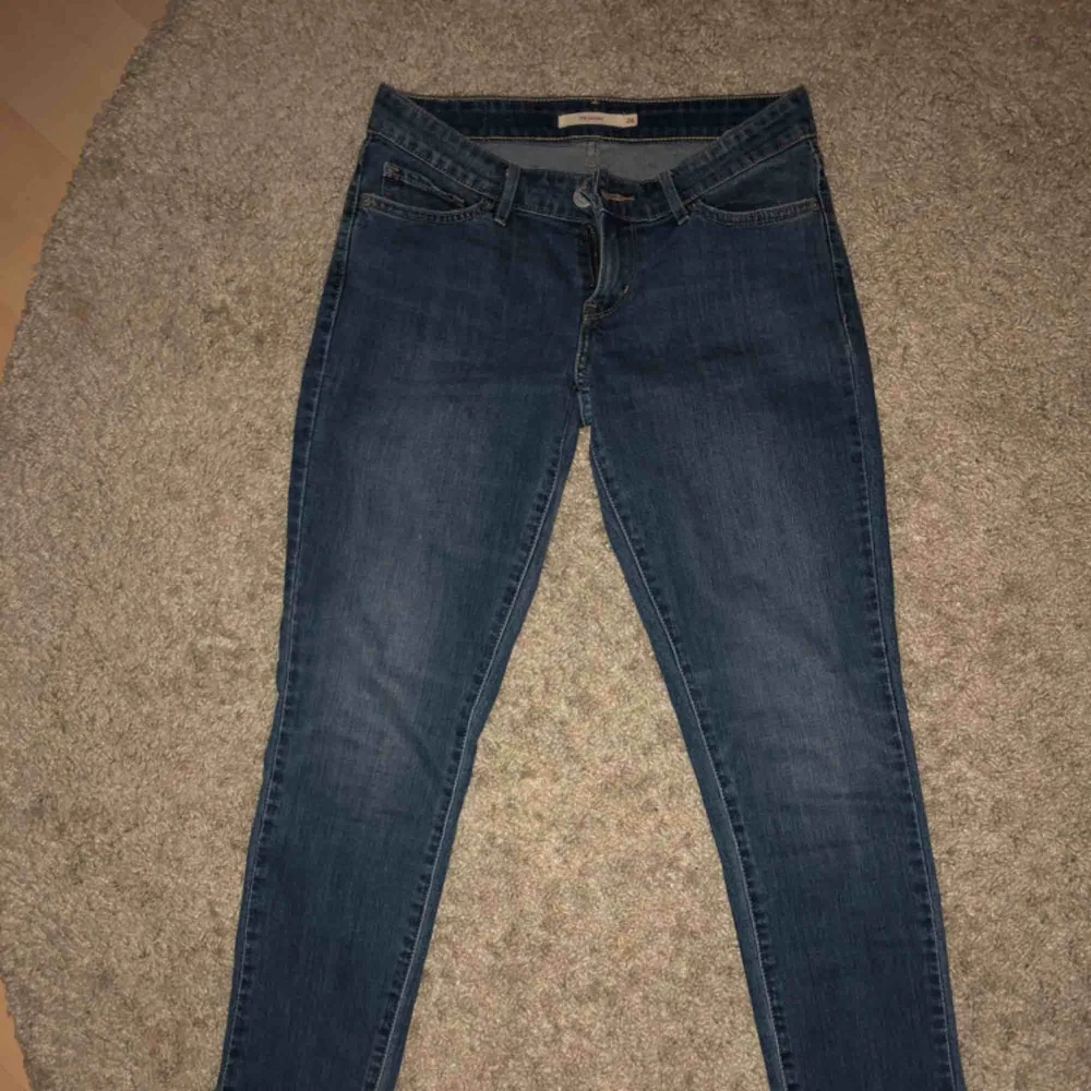 Ett par Levi’s jeans i modell 711 skinny, storlek 26. De är i väldigt fint skick då jag tyvärr inte fått så mycket användning av dem! Köparen står för frakten.. Jeans & Byxor.