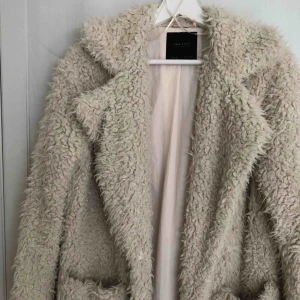  - Vit/beige jacka från Zara i storlek xs.  Stängs med en knapp i mitten.