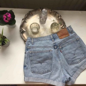 - SJUKT snygga levisshorts som tyvärr är lite små för mig. Står ingen storlek men jag brukar ha 29-30 så skulle säga att en 28-29 kan ha dem. Fråga gärna om ni undrar något! Frakt tillkommer🌸