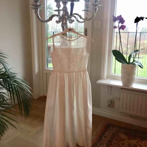  - Säljer min dotters klänning som hon hade på mitt bröllop, storlek 140, Köpt sep 2014 hos Ursulas i Västerås, använd en gång sedan tvättad på kemtvätt. Nypris 3000kr Nu 500kr Svensk designer LILLY