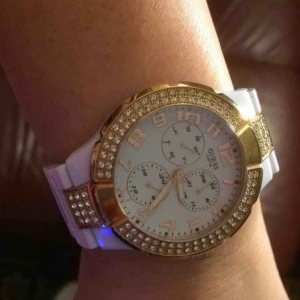  - Ny oanvänd klocka från guess. Äkthetsbevis finns. Fick denna i present och den har blivit liggandes i sin förpackning. Batteri behöver bytas, annars 100% nyskick.