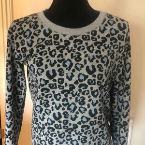  - Leopard mönstrad sweatshirt Jättefint skick!