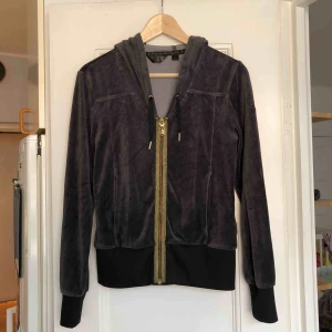  - En ziphoodie från Adidas x Missy Elliott - Respect M.E. Storlek 38/medium, damstorlek. Skick: 8/10. Levereras nytvättad. Finnes på Södermalm, Stockholm. Kan postas men då står Du för frakten, (79kr). Mvh Marija & Nugget