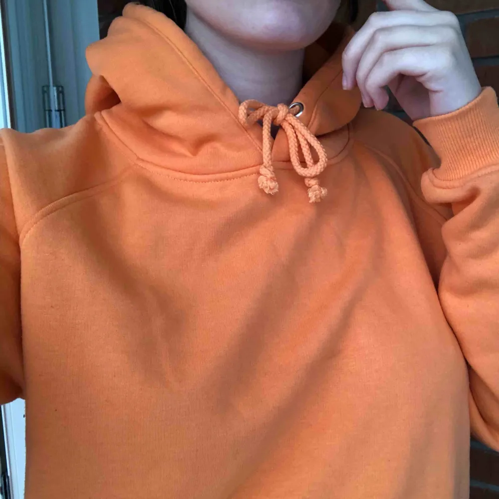 Orange alpha hoodie från bik bok. andra bilden gör färgen mest rättvis. Som ny!. Hoodies.