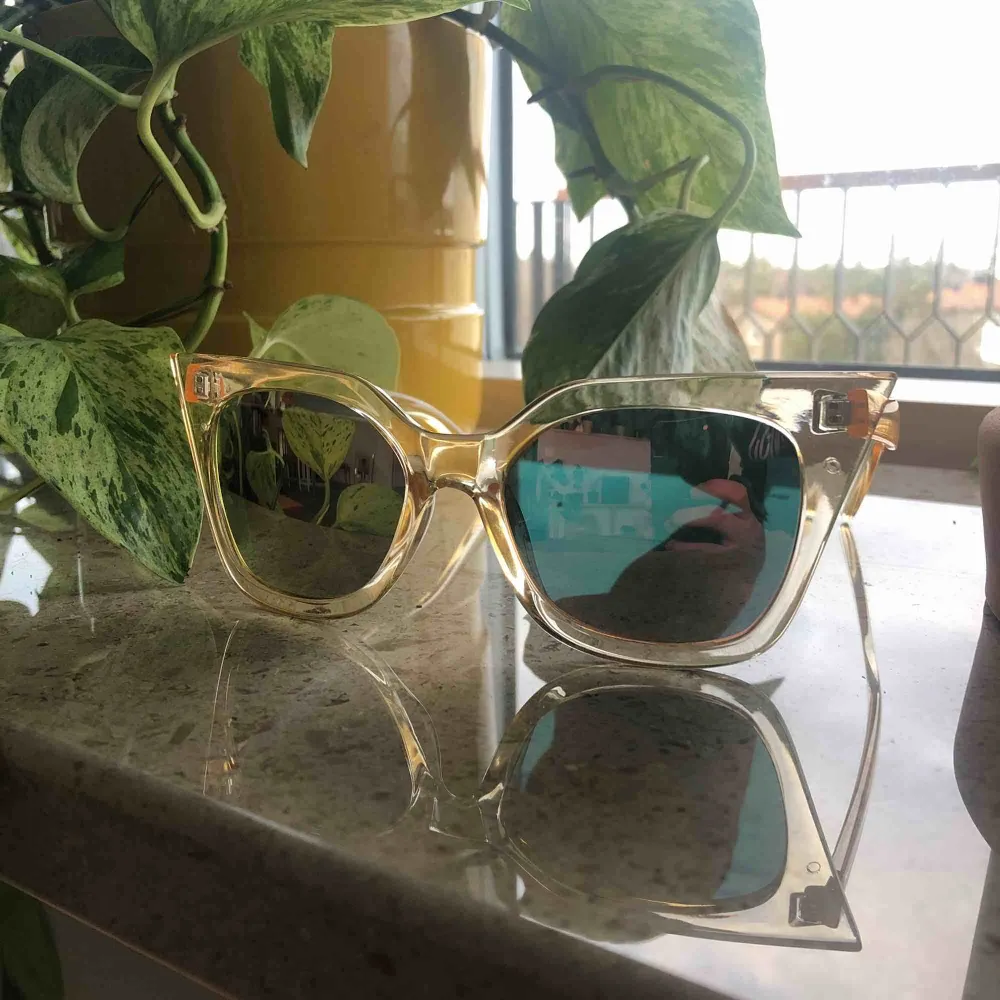 Stentuffa solbrillor. Inköpta i USA. Ljusgula plastbågar med rosaskimrande spegelglas. Kan mötas upp i Stockholms innerstad, annars står köparen för fraktkostnaden.. Accessoarer.