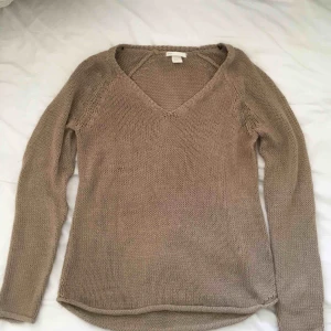  - Fin stickad tröja! Passar både XS och S. Använd ganska flitigt samt lite nopprig (fråga om ni vill se defekterna) men i gott skikt! Frakt tillkommer, annars kan vi mötas upp på söder🧡