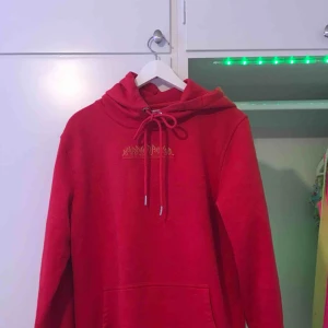  - En superfin hoodie i nyskrick! Jag säljer denna pga att den skulle komma till mer användning för någon annan❣️ 