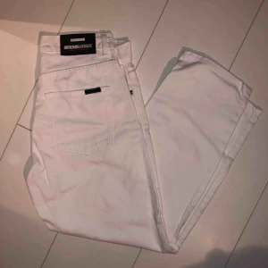  - OANVÄNDA vita jeand från dr denim