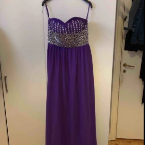  - Balklänning i storlek S/M Använd 1 gång Den har inbyggd bh  Den går över fötterna på mig som är 1,60 Nypris: 5000