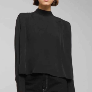  - Svart topp från Weekday, superfin men kommer inte till användning för mig. XS men något stor i storleken, skulle säga som en S. Köparen står för frakt💖