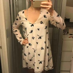  - Söt klänning med fåglar från Dry lake. Sparsamt använd och utan skavanker. Frakt inom Sverige ingår.