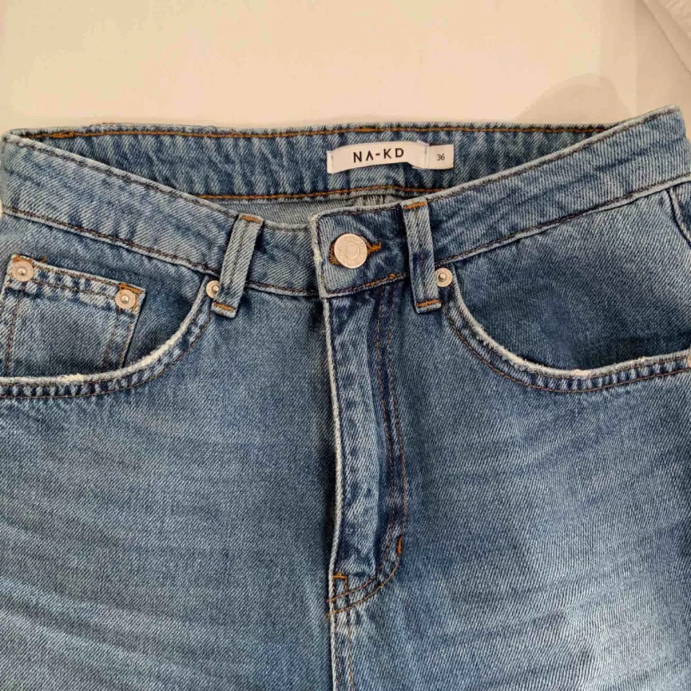 Näst intill oanvända, jättesnygga ancle jeans från NA-KD. Storlek 34 och sitter runt midjan som en smäck!. Jeans & Byxor.