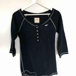  - En marinblå, klassisk och skön tröja från Hollister, storlek L. Knappt använd, ser ut som ny.