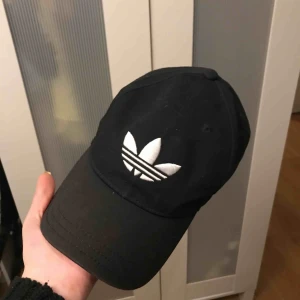  - Adidas keps köpt på stadium. Använd en del gånger men fortfarande som ny. Frakt tillkommer.