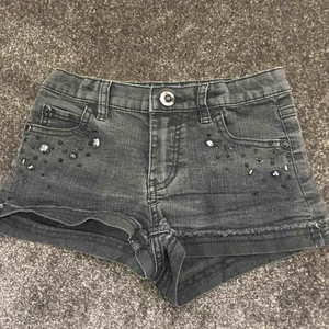  - Svart shorts med paljetter Köparen betalar frakten :) betalas med swish