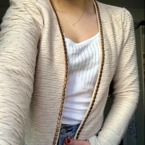  - Jättefin beige kofta med guldiga detaljer. Koftan är av skönt material. Köparen står för frakt ☺️