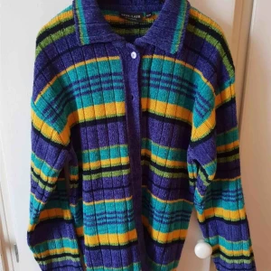  - Mysig kofta, superfin kvalitet.  Frakt: 63 kr spårbart, är öppen för andra fraktalternativ om man så önskar ☺️