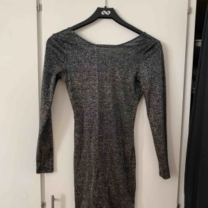  - Glittrig klänning från HM, lite lägre i ryggen 