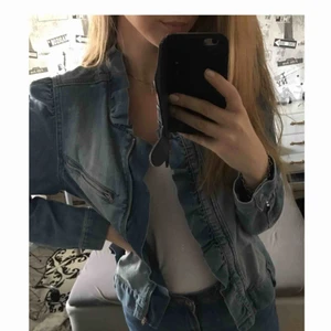  - Jeansjacka med puffiga axlar, inga axelpuffar dock. Osäker på märket och storleken men S/M känns rimligt.