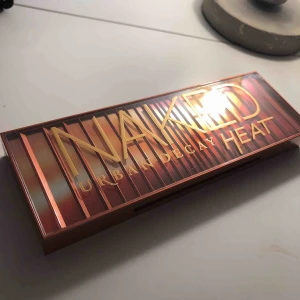  - Hej säljer min urban decay naked heat palette, är ej en ögonskugg tjej så har aldrig använt endast swatchat🥰fick i julklapp.  förpackningen finns kvar, kan stå för frakt vi snabbt köp Original pris: 549kr