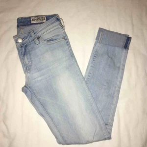  - Super snygga jeans från Crocker. Extremt bekväma och snygg passform. Passar XS och liten S. Näst intill oanvända. Har du några frågor eller vill ha fler bilder är det bara att skriva till mig 😊 Frakt betalar köparen. 