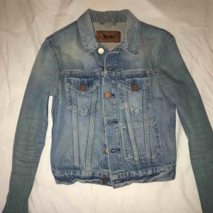 Acne jeansjacka  - Ljusblå jeansjacka från Acne. Nypris 2000 kr. Frakt: 63kr