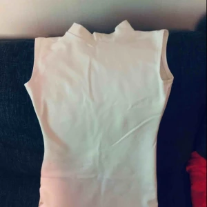  - Vit kort Klänning  Aldrig använd 