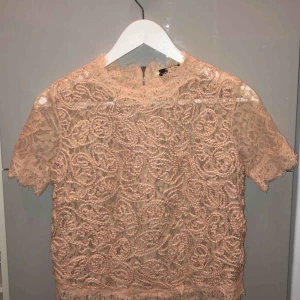  - Väldigt fin ljus rosa spets tröja Använd ca 2 gånger Storlek XS 