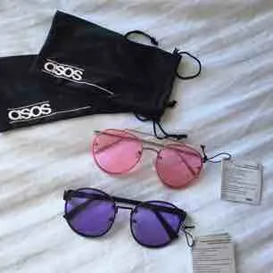 Alla 3 förutom de rosa från Asos är SÅLDA🌹 Snygga brillor perfekt för våren/sommaren! Asos rosa solglasögon: 50kr/styck. Fraktas såklart med bubbelplast🌹. Accessoarer.