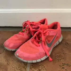 Fina Nike free run, äldre modell. Skorna är använda med skada längst fram på vänsterfot, men är utöver det i gott skick. Storlek 37, men passar även 36.