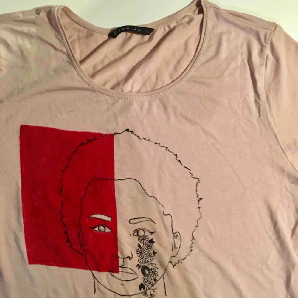Det här är en tröja som jag har målat själv, märket på tröjan är Edblad och den är en basic ljusrosa T-shirt som kostar ca 400 i nypris därav kommer mitt pris❤️ Går att tvätta i 40 grader. jag kan mötas upp eller frakta❤️. T-shirts.